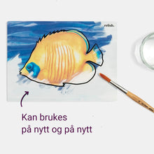 Last inn bildet i Galleri-visningsprogrammet, Oppslag i malebok der fisk og havdyr kommer fram i farger når arket males med vann