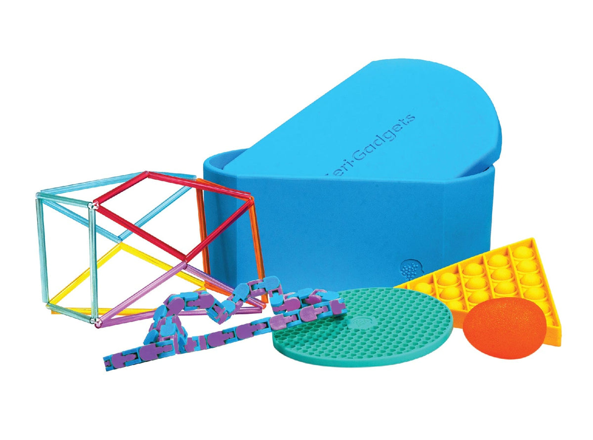 Fidget Gidget Bucket åpnet med fargede staver, blå fikleslange, grønn massasjeplate, gul boblematte og oransje gripeball